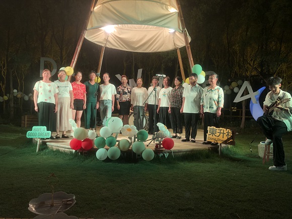 喻燕（左五）和村民一起演唱村歌。北碚区柳荫镇供图 华龙网发