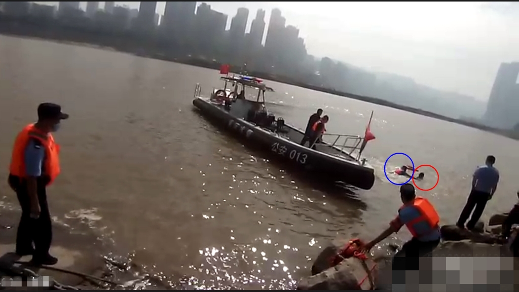 3船上民警跳入江中营救女子。重庆水警供图