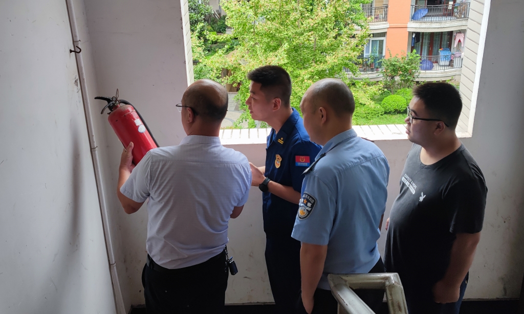 在铜梁区，由消防员、民警等组成的检查组对灭火设施设备进行检查。受访单位供图