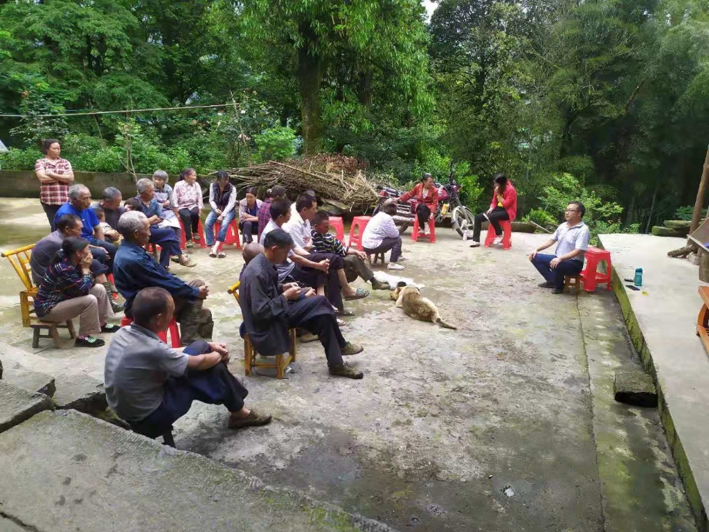 赵茂兴(右一)正在召开小组群众开院坝会.市残联供图