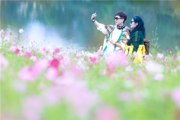 Tourists taking photos. (Photographed by Fang Xia and He Longfei)