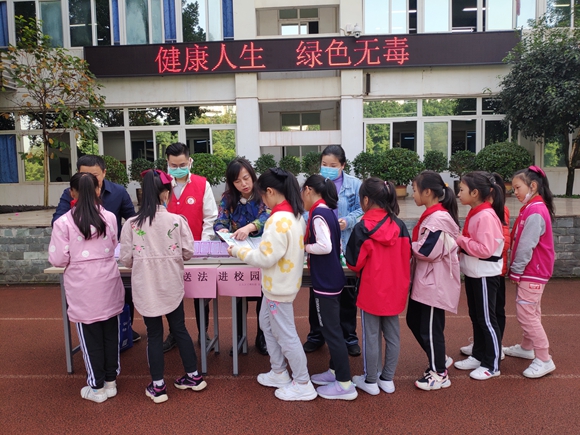 郭义华走进学校开展禁毒宣传。江北区司法局供图 华龙网发