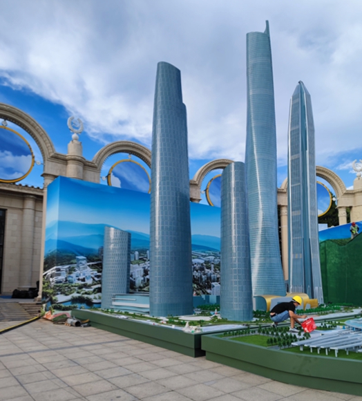 2户外展区展示的重庆陆海国际中心模型。市展览办供图