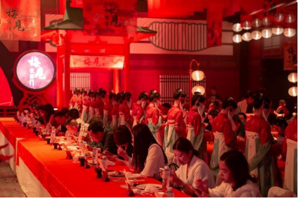 梅见夜宴活动现场以唐朝红为主色调  重庆江记酒庄有限公司供图 华龙网发