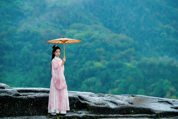 滑石寨孤峰顶上,山色空蒙雨亦奇。滑石古寨供图 华龙网发