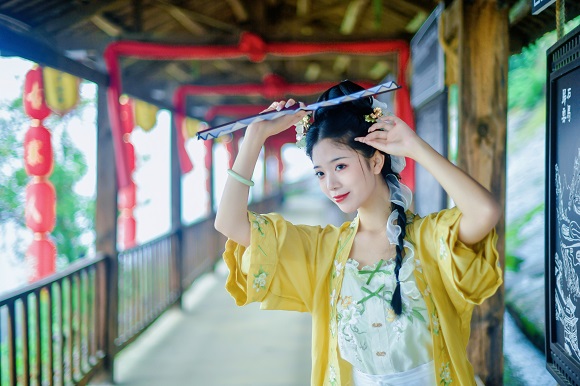 一位衣着宋代“褙子”服饰的少女,在红灯笼的映照下,笑语盈盈。滑石古寨景区供图 华龙网发