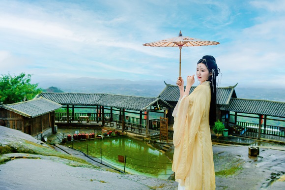 碧波荡漾,微雨初蓝,亭台楼阁间,如蒙轻烟。滑石古寨景区供图 华龙网发
