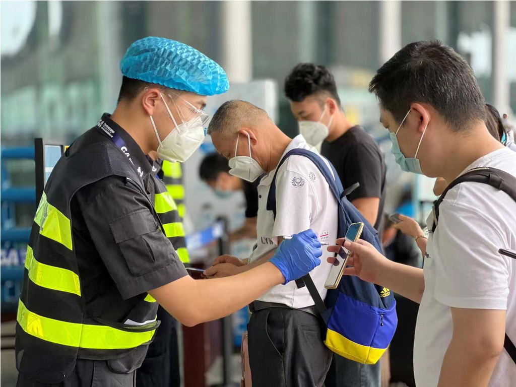 旅客进入航站楼检查渝康码。重庆江北机场供图