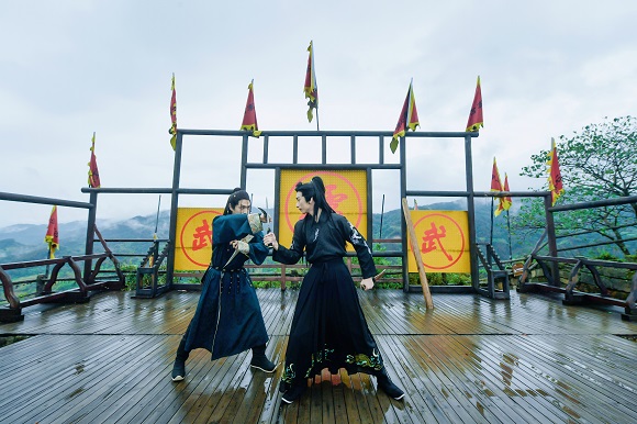 比武较技,擂台对决。也许在大军对决的间隙,古人们也曾用这种方式消遣时光。滑石古寨景区供图 华龙网发