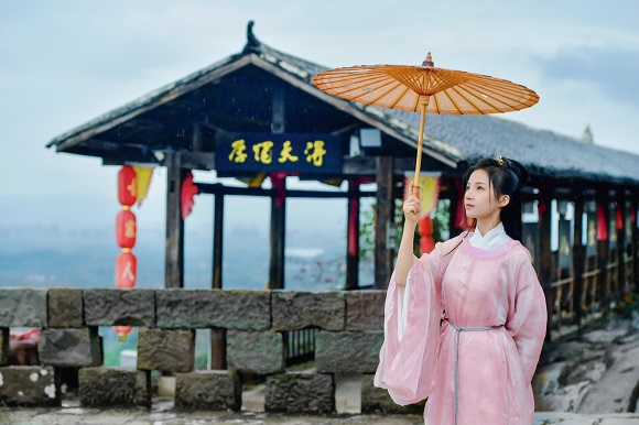 “得天独厚”的长廊尽头,一位身着襕衫的少女。滑石古寨景区供图 华龙网发