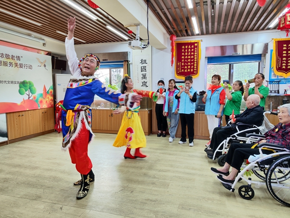 志愿者为养老院老人带来藏族舞表演。大石坝街道供图 华龙网发