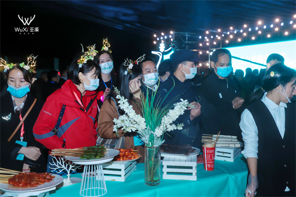 开幕式现场主办方还为观众们准备了烤串、糕点等美食。巫溪县文化和旅游委供图 华龙网发