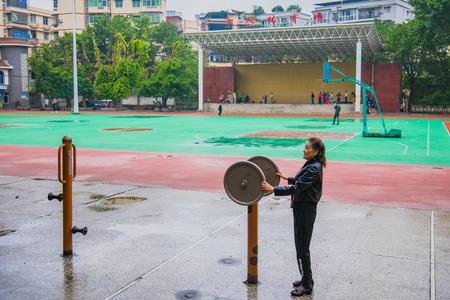 市民在工会体育场健身。记者 陈星宇 摄