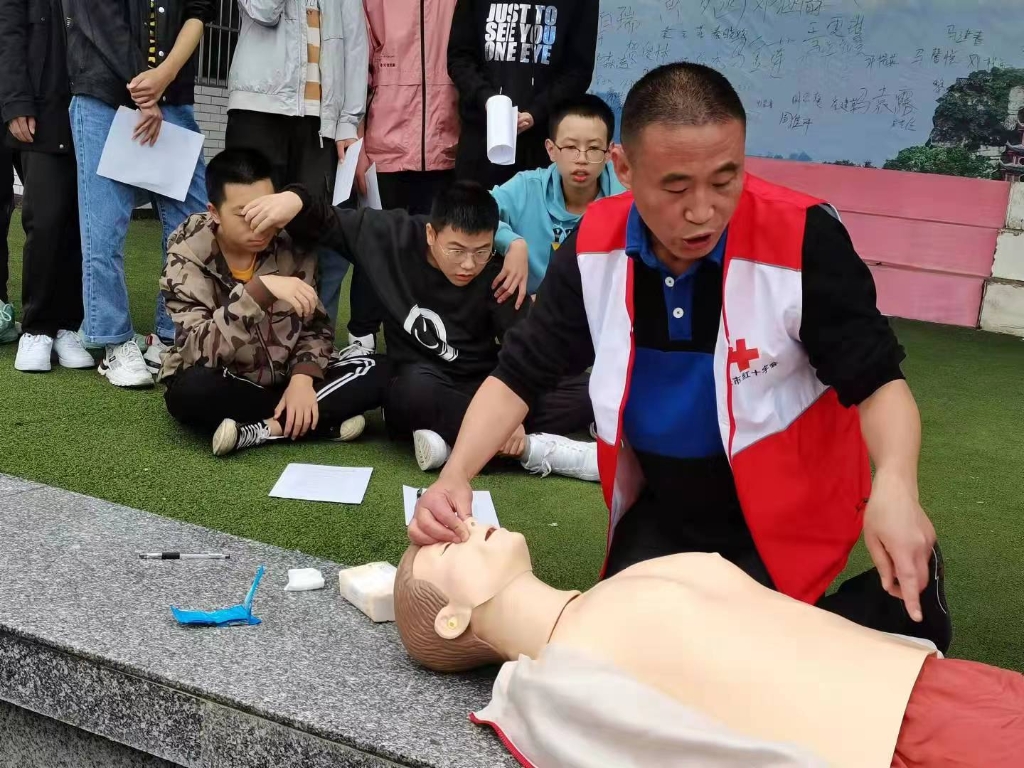 韩伟向学生开展应急救护知识培训。重庆市红十字会供图