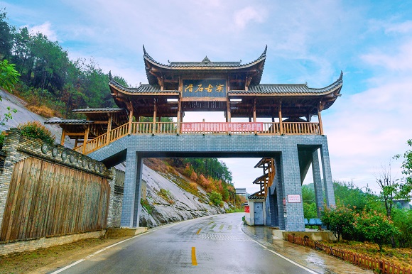 滑石古寨至今已有近800年历史,沧桑的岁月痕迹,让这座“石头上的古寨”别具时光沉淀的古朴韵味。滑石古寨景区供图 华龙网发