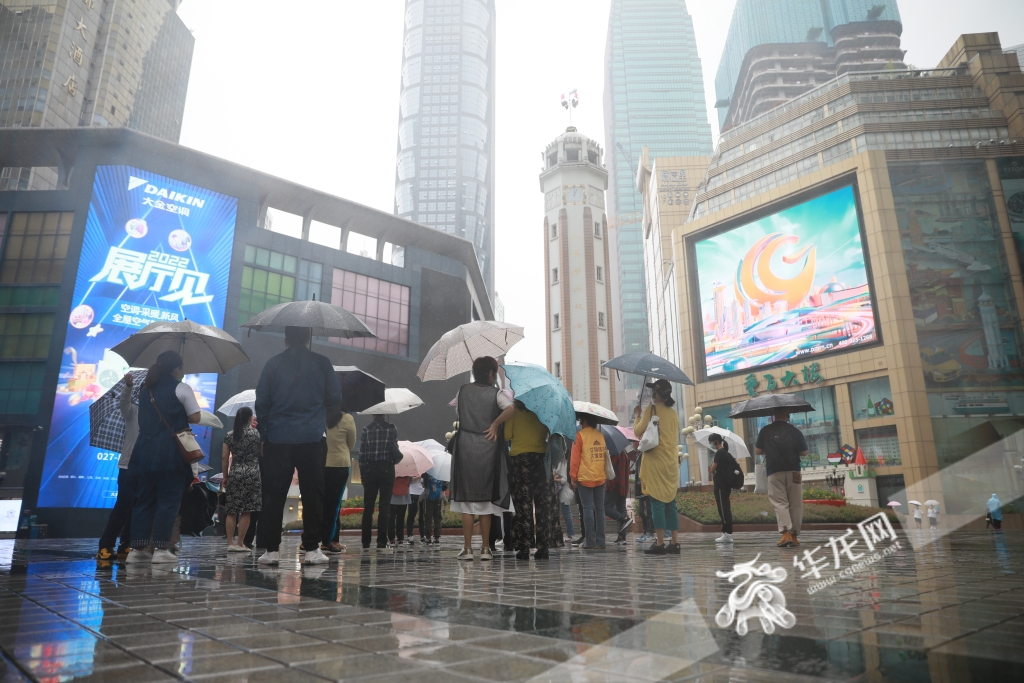 人民解放纪念碑前驻足的市民。华龙网-新重庆客户端记者 李裕锟 摄