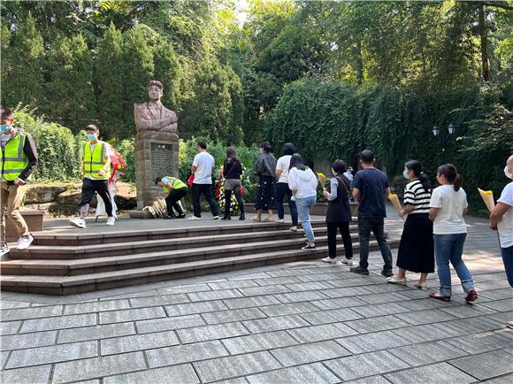 全体人员手持鲜花缓步来到王朴烈士雕像前向王朴烈士敬献鲜花。通讯员 周小琪 摄