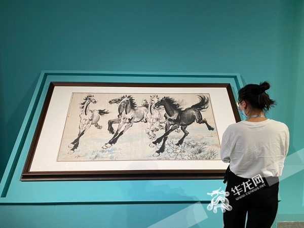 The citizen was viewing Running Horses by Xu Beihong