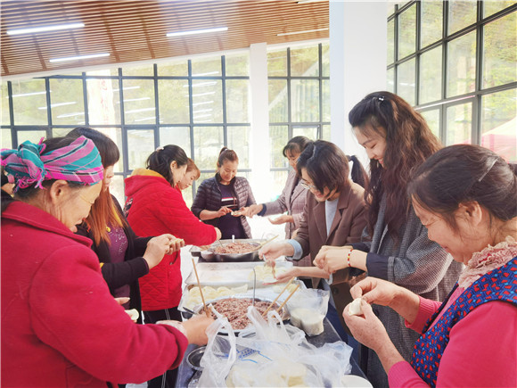 “双学双比”活动中红池坝镇妇女同胞一同包饺子。红池坝镇供图 华龙网发