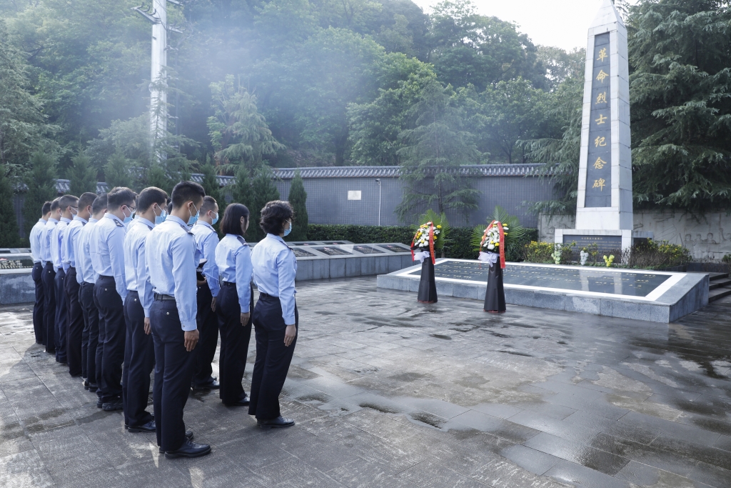 1重庆高新区公安民警祭奠英烈。受访单位供图