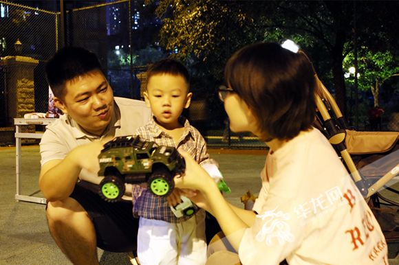 当晚，儿童友好集市吸引众多亲子家庭参与。华龙网-新重庆客户端 张颖绿荞 摄