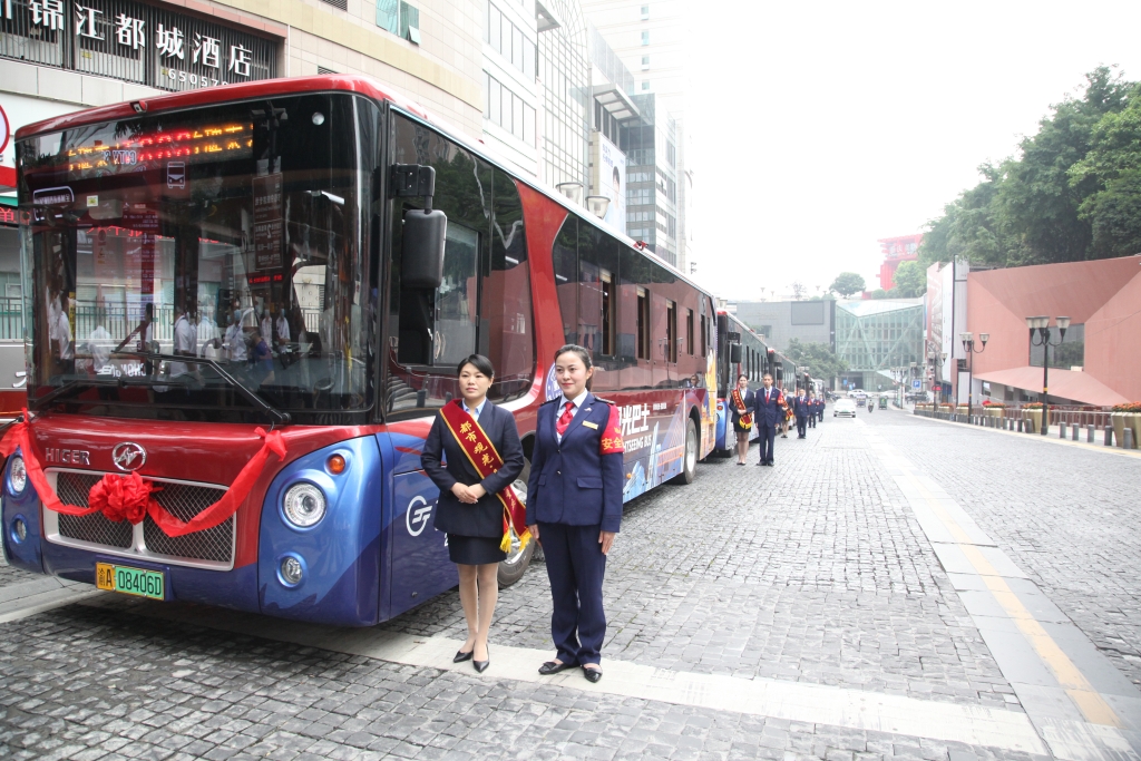 国庆假期市民可乘坐观光巴士游览两江夜景。星际在线交通开投集团供图