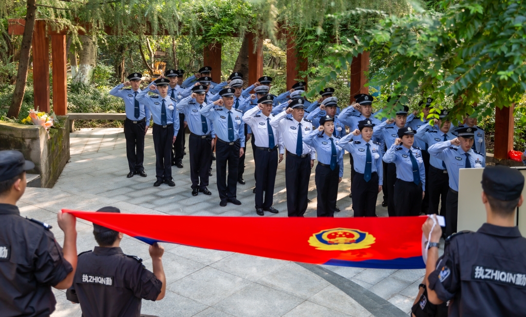 0荣昌区公安民警祭奠英烈。受访单位供图