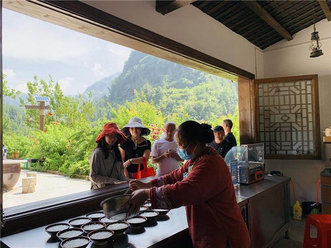 “幸福米米茶”受游客青睐。受访者供图 华龙网发