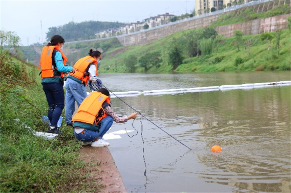 5环境应急监测人员现场采集水样。巴南区生态环境局供图 华龙网发