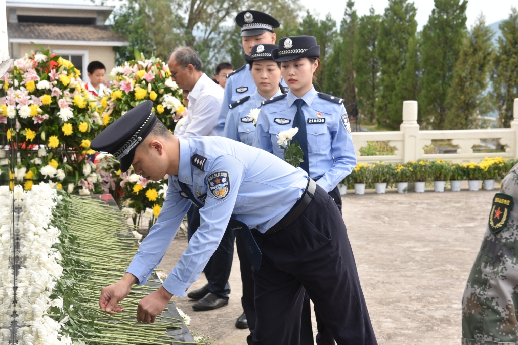 5云阳县民警祭奠英烈。受访单位供图