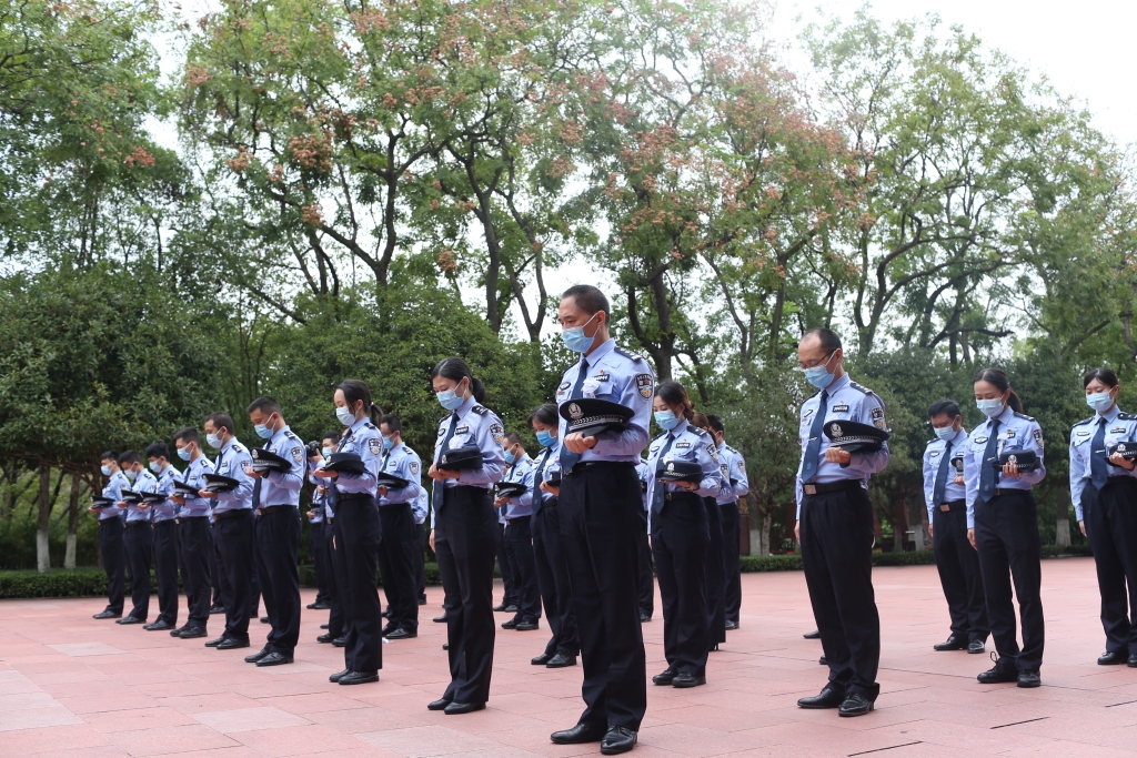 2沙坪坝区公安民警祭奠英烈。受访单位供图