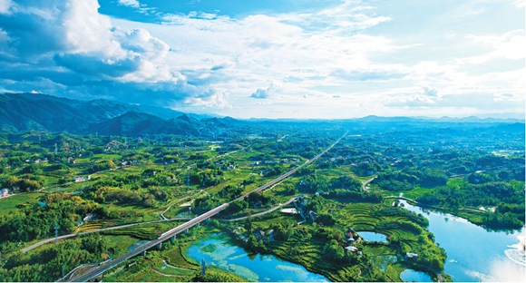 郑渝高速铁路与双桂湖国家湿地公园小微湿地景观交相辉映。