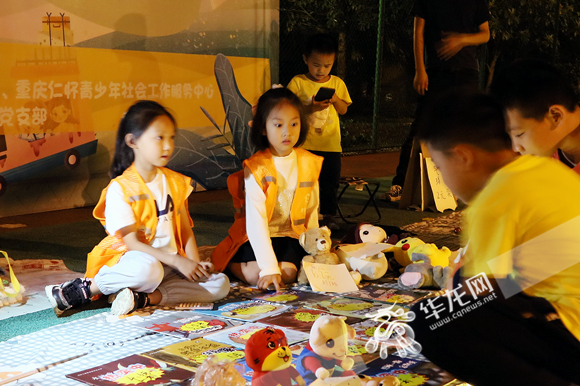 9月29日晚，重庆两江新区人和街道金安社区儿童友好集市开张。华龙网-新重庆客户端 张颖绿荞 摄