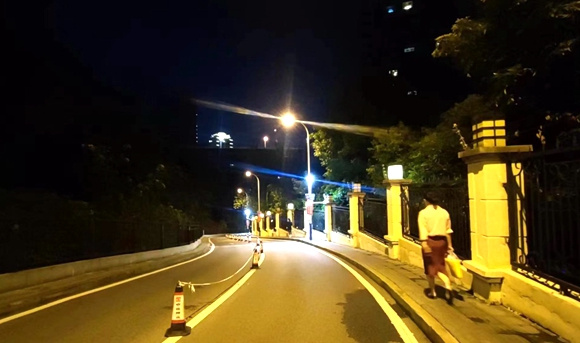 路灯照亮了居民回家路。江北城街道供图 华龙网发