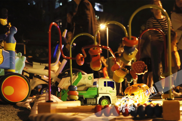 一位小朋友带来10余辆工程车玩具。华龙网-新重庆客户端 张颖绿荞 摄