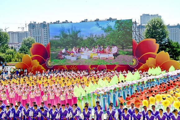 大会现场，延边朝鲜族自治州各族人民正载歌载舞。中国吉林网供图  华龙网发
