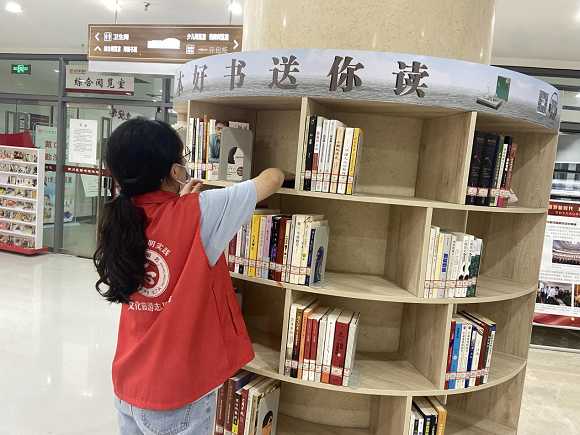 志愿者正在整理书架。南川区图书馆供图 华龙网发
