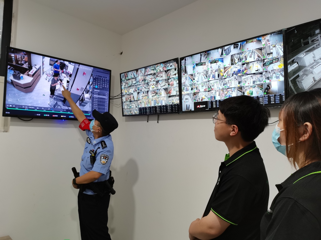 3民警查看公共视频，锁定嫌疑人。重庆高新区警方供图