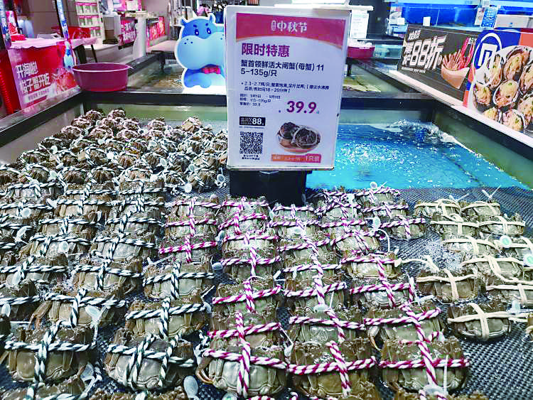 “尝鲜价”超百元一斤 大闸蟹“横行”水产市场1
