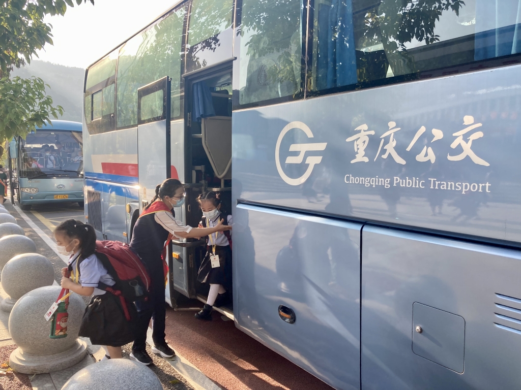 小朋友们开学了。旭福巴士供图