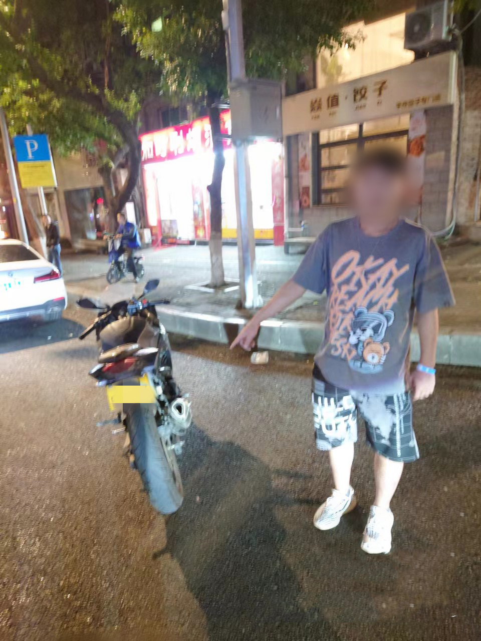 周某指认自己驾驶的摩托车。重庆市江北区警方供图