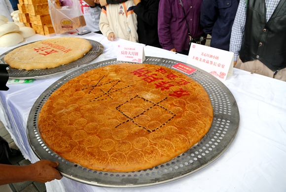 中秋节，涪陵美心红酒小镇景区推出“巨无霸”榨菜月饼。景区供图 华龙网发