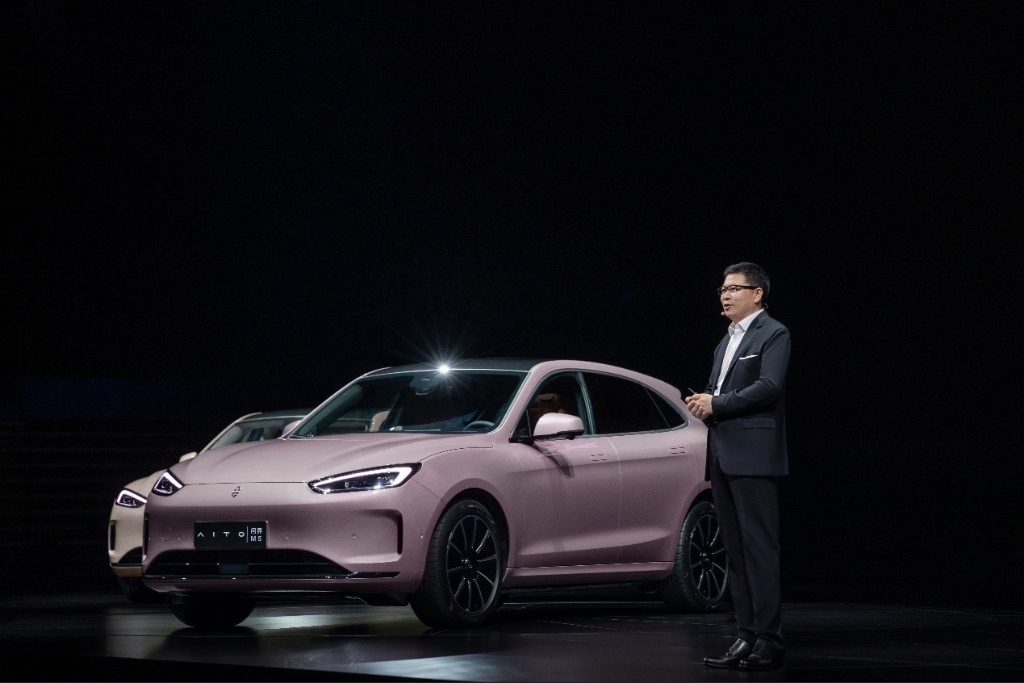 华为常务董事、终端BG CEO、智能汽车解决方案BU CEO余承东发布AITO问界M5 EV。 AITO品牌供图 华龙网发