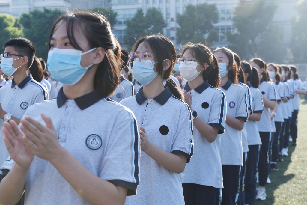 学生为表彰学子欢呼