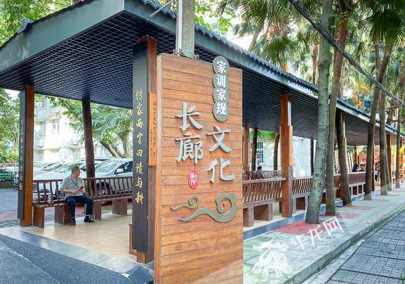 渝中区双钢路社区，老旧小区更新改造后的文化长廊。华龙网-新重庆客户端记者 李裕锟 摄