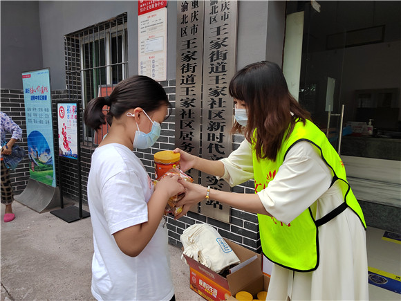 志愿者为居民送上月饼。王家街道办事处供图 华龙网发