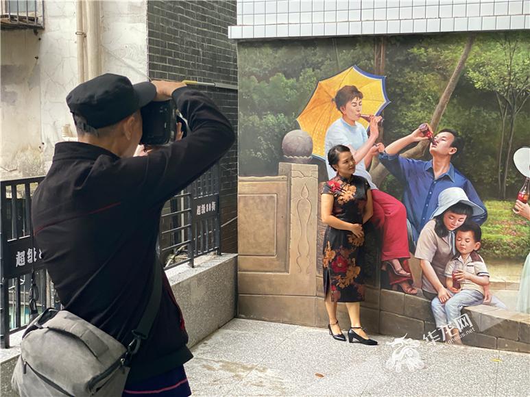 改造后的小区成网红打卡地。华龙网-新重庆客户端记者 刘钊 摄