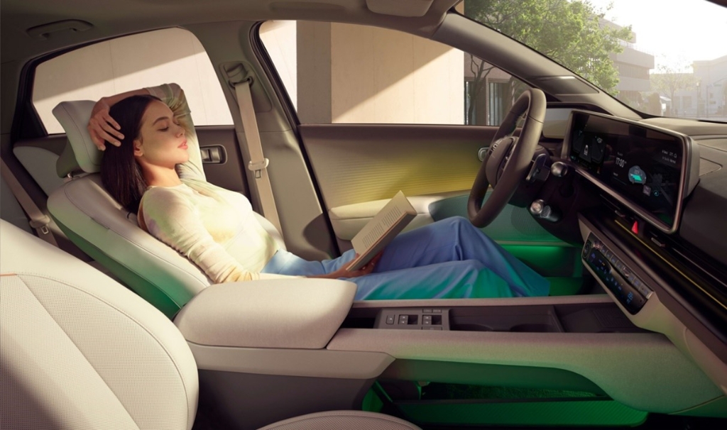 IONIQ(艾尼氪) 6拥有2,950mm超长轴距和舒适的个性化内部私人空间。 现代汽车供图 华龙网发