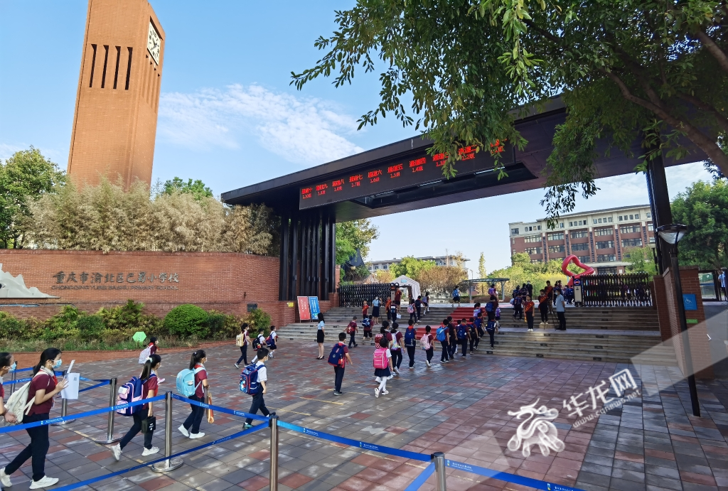 At 8:00 am, students orderly got into school at Yubei Bashu Primary School.