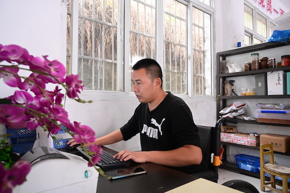 彭洪伟正在处理网上咨询。通讯员 陈婷 摄
